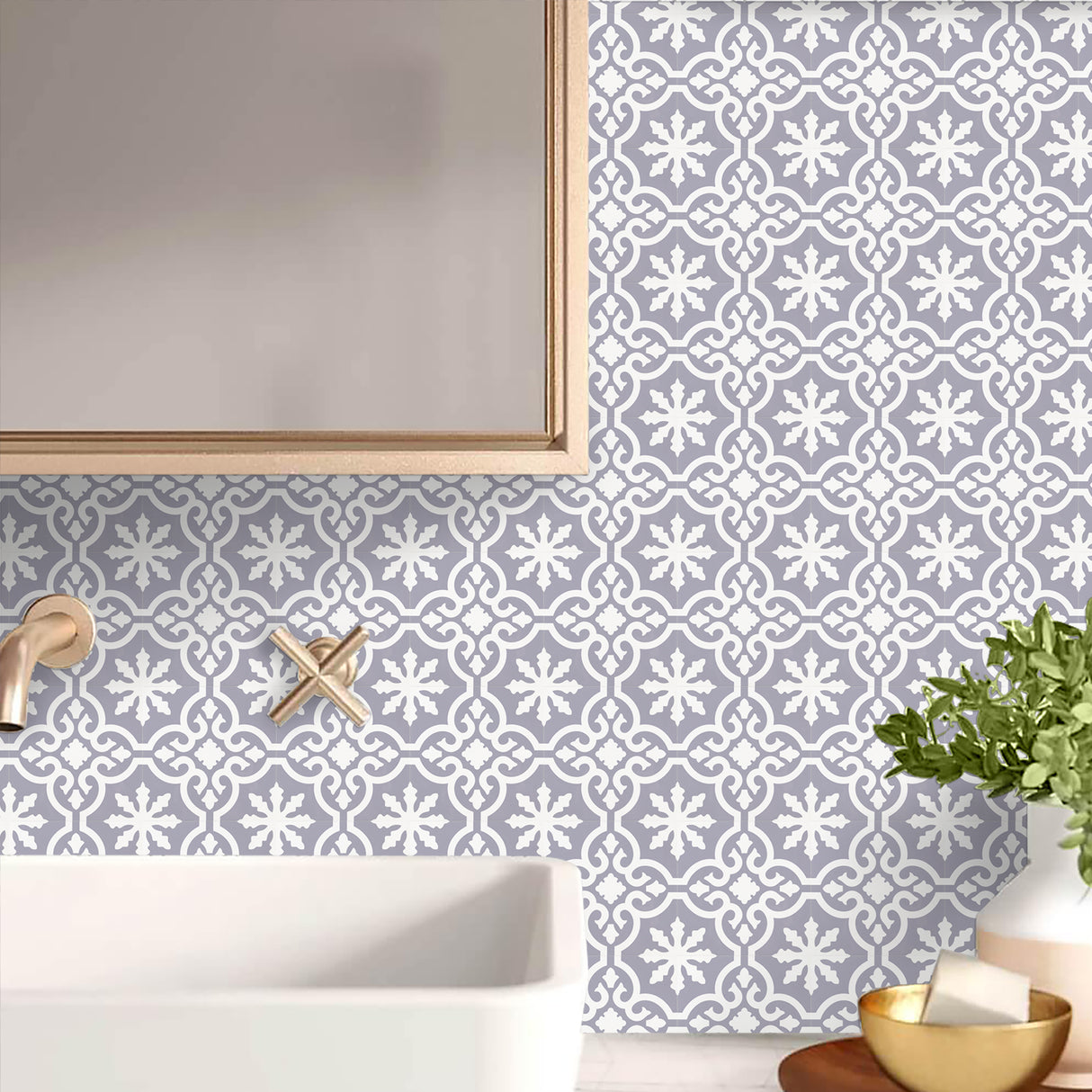 Selvklebende flisprøve med mønster inspirert av marokkansk fliskunst.