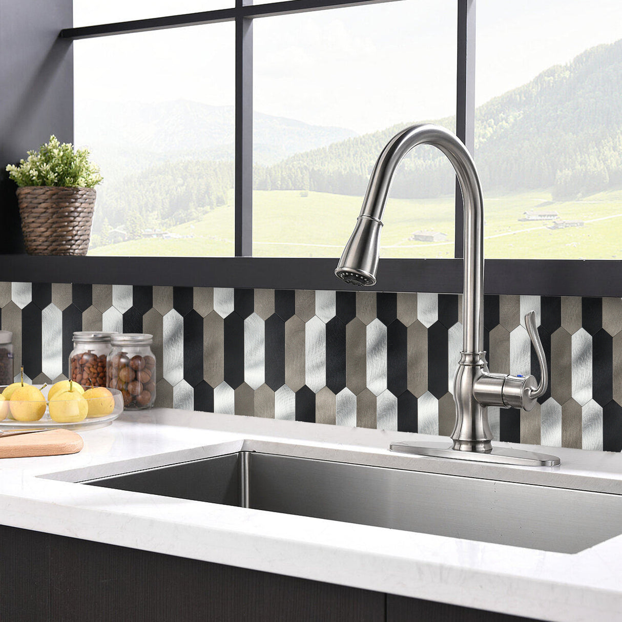 Moderne hexagonfliser i sølv, grått og svart med enkel montering.