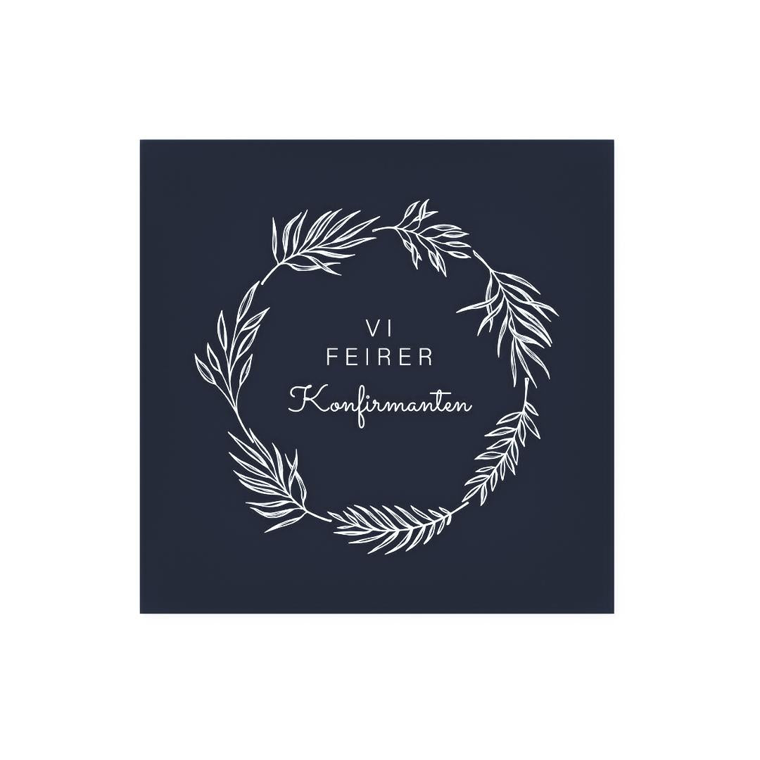 Stilig konfirmasjonsbord med blå serviett, sølvbestikk og glass i bakgrunnen.