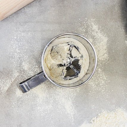 KitchenCraft melsikt i rostfritt stål, sett från ovan med siktmekanism