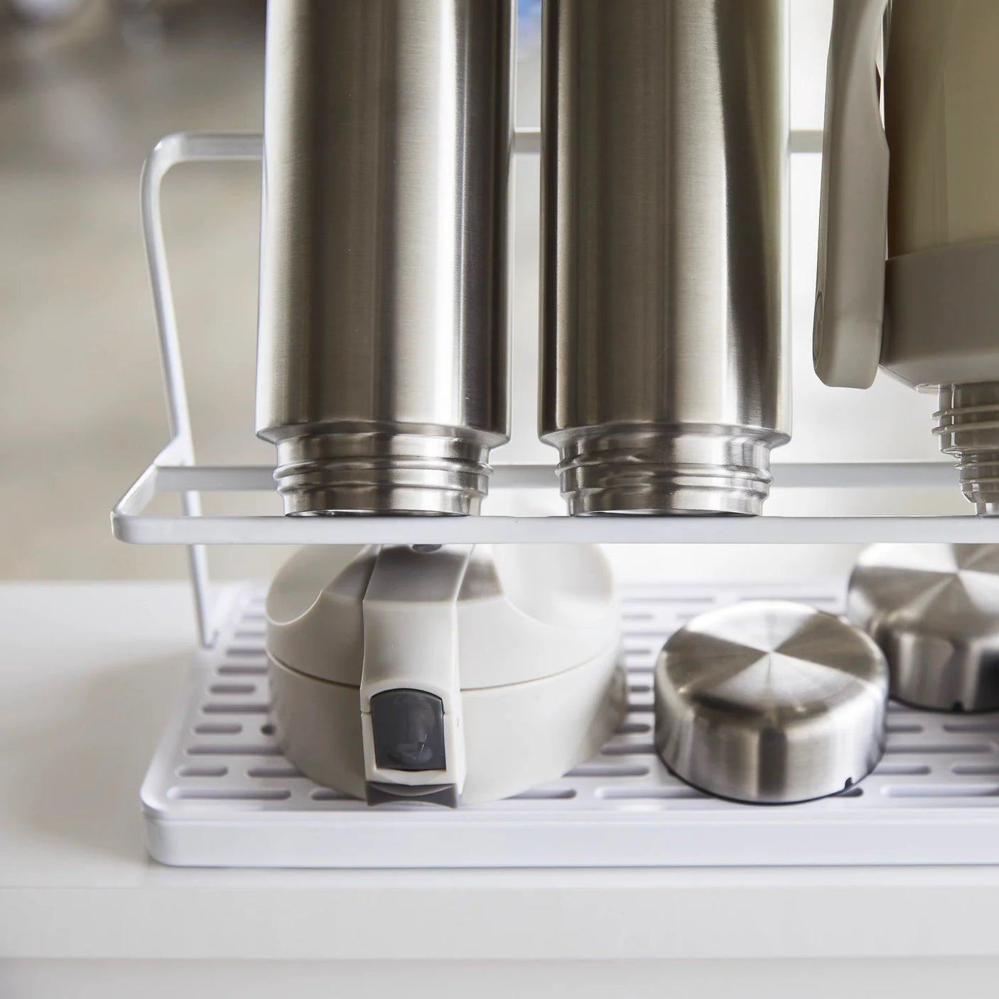 Praktisk tørkestativ til kjøkken for flasker og kopper med oppsamling av vann