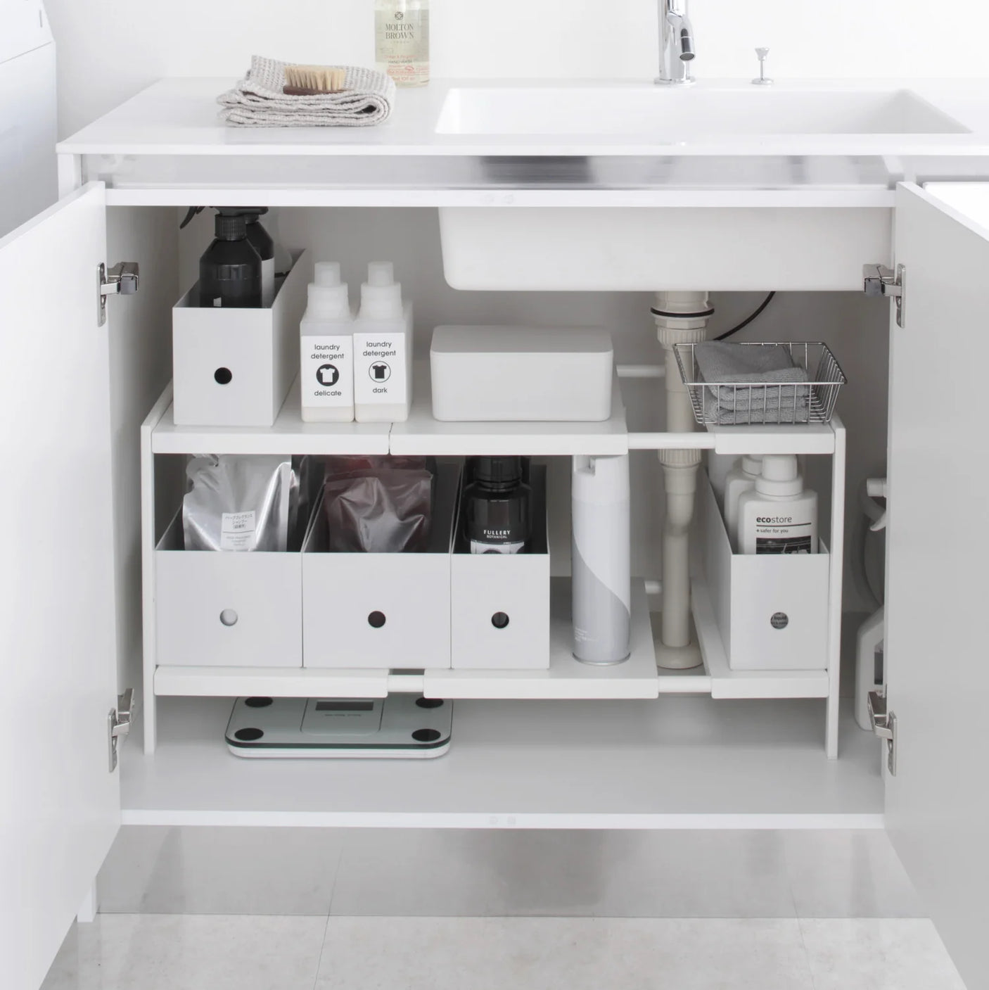 Hvit organizer til vaskerom og kjøkkenskap med ekstra hylleplass