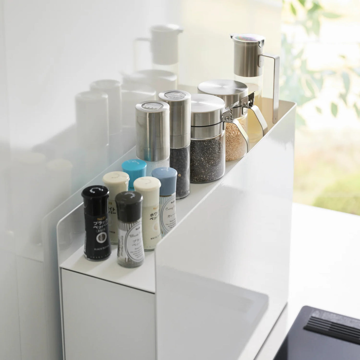 Uttrekkbar krydderløsning til benk med skjult oppbevaring