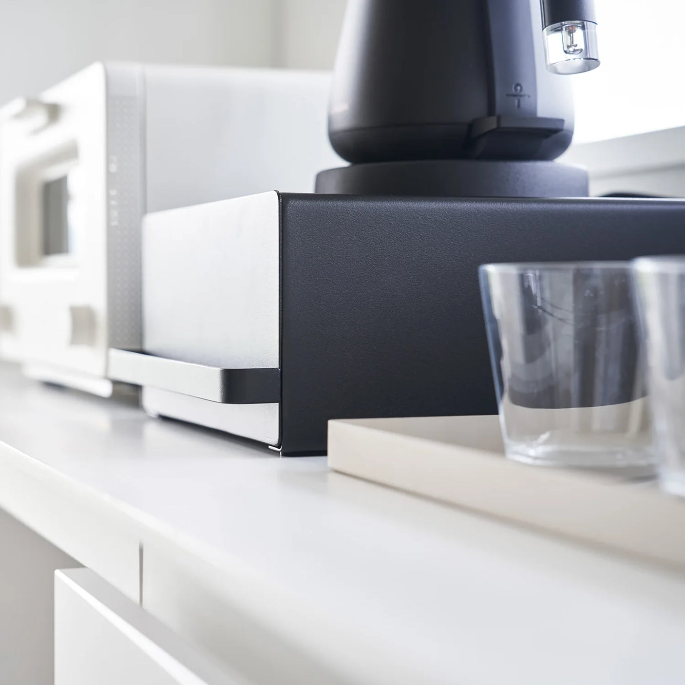 Sort oppbevaringsboks til kjøkken med justerbar inndeling i skuff