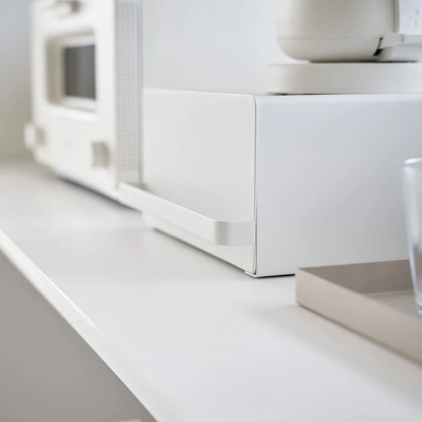 Hvit benkoppbevaring med justerbar skillevegg for kaffe og tilbehør