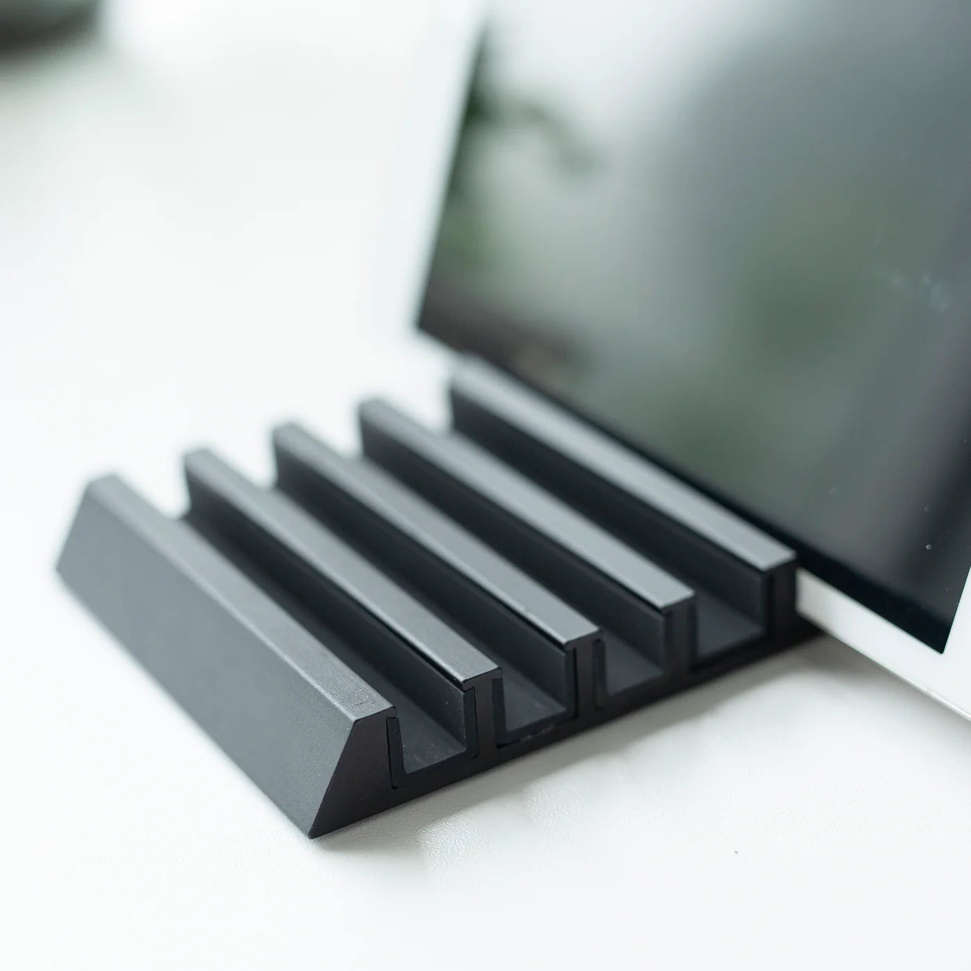 Mobil og tablet holder i svart aluminium med beskyttende silikon