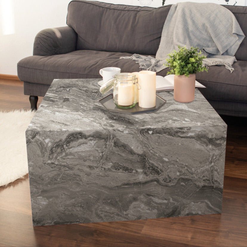 Naturtro marmoreffekt på Iben kontaktplast – perfekt for benkeplate, bord og interiør.