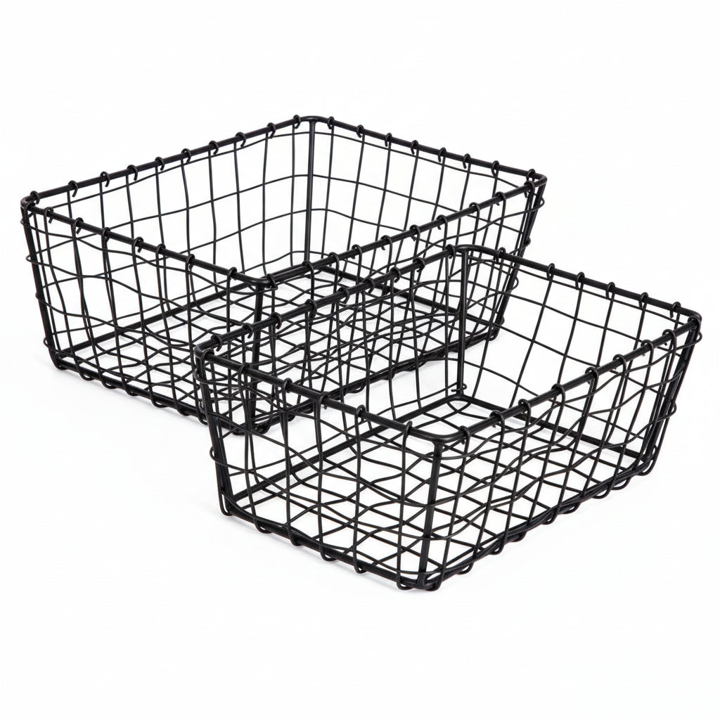 To trådkurver i sort metall, perfekt til oppbevaring av klær.