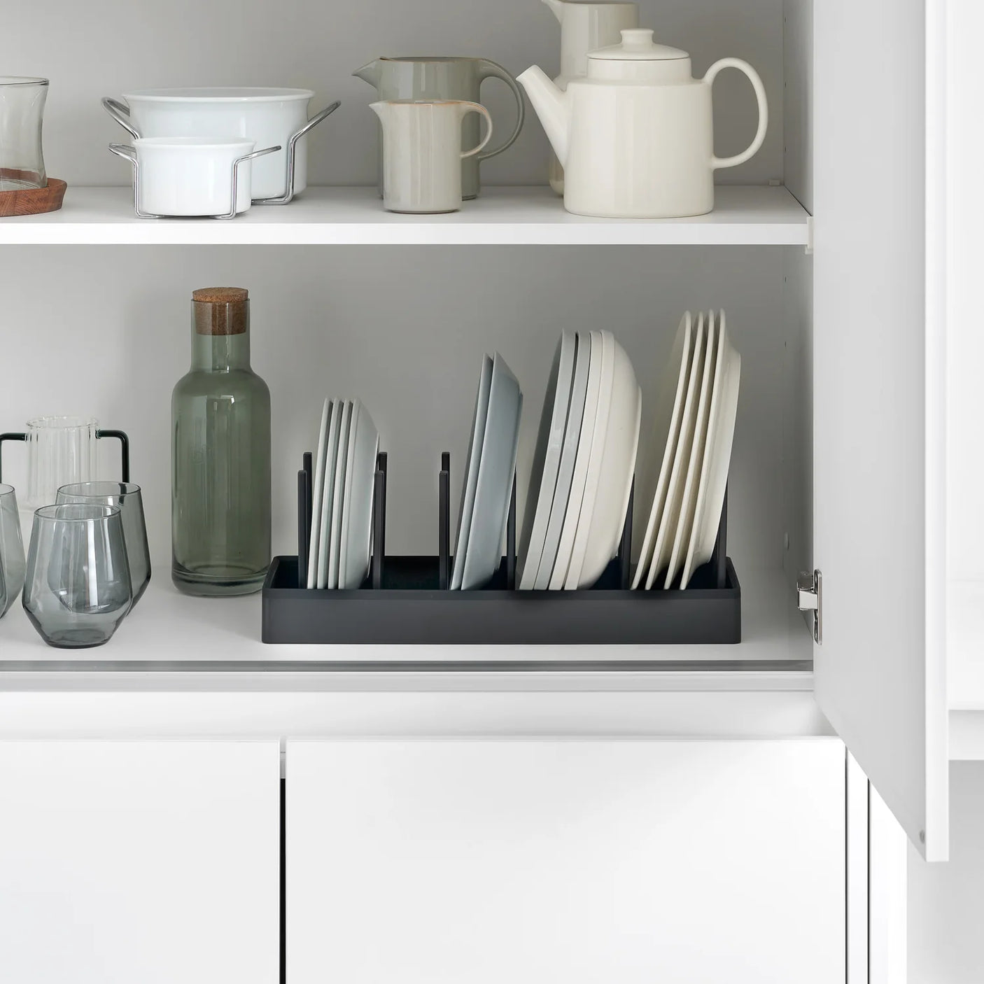 Oppbevaring for gryter og tallerkener med flyttbare skillepinner