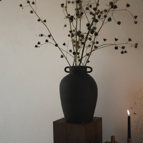 DBKD Long vase plassert i moderne interiør med varm belysning.