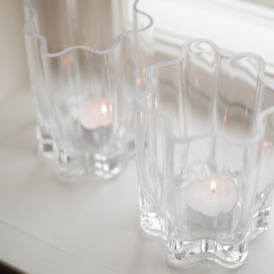 Klar glasslykt med rillede detaljer til telys og små kubbelys