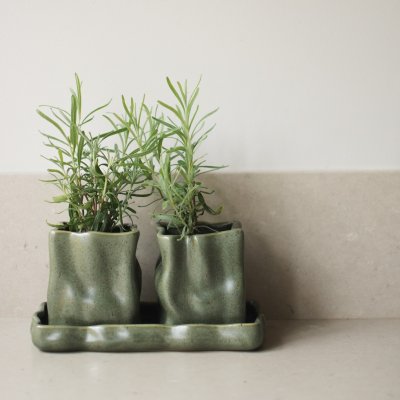 Keramisk urtesett i moss grønn farge med mykt ujevn overflate