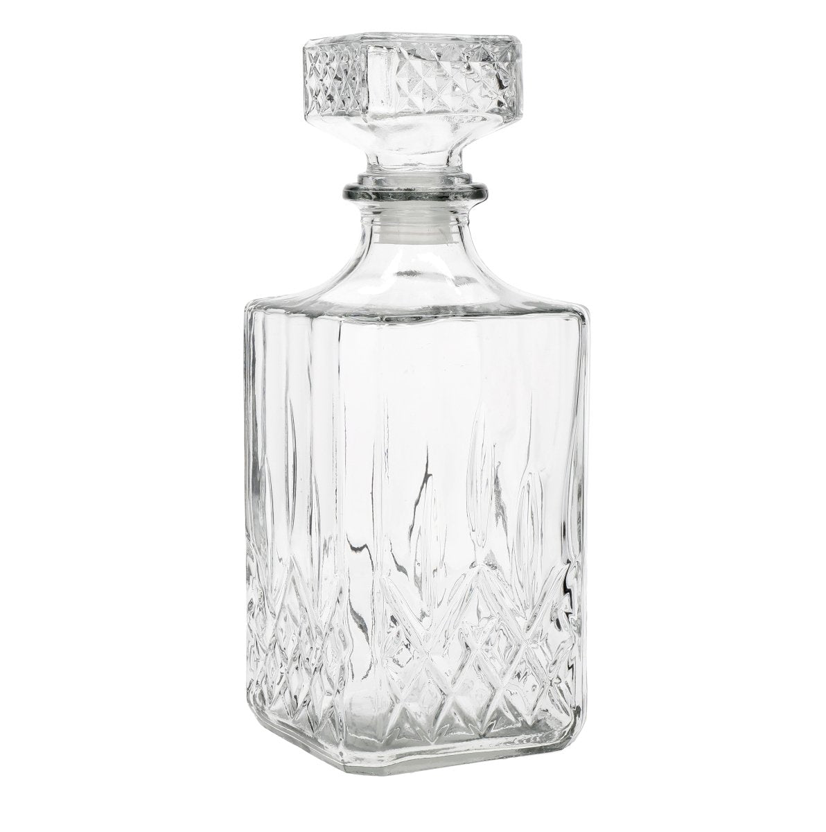 Karaffel i slipat glas med fyra whiskyglass på ett bräde
