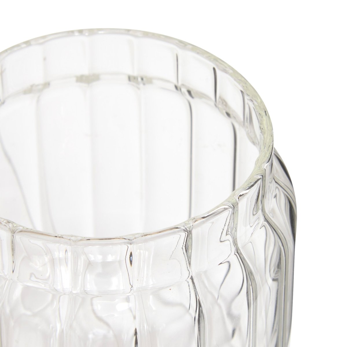 Detaljbilde av riflet, transparent glass på oppbevaringskrukken