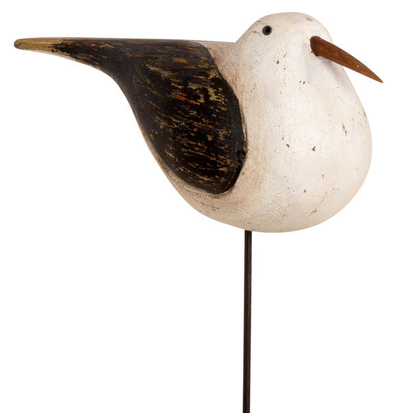 Interiørfugl i maritim stil med rustikk trefot, perfekt som pynt.