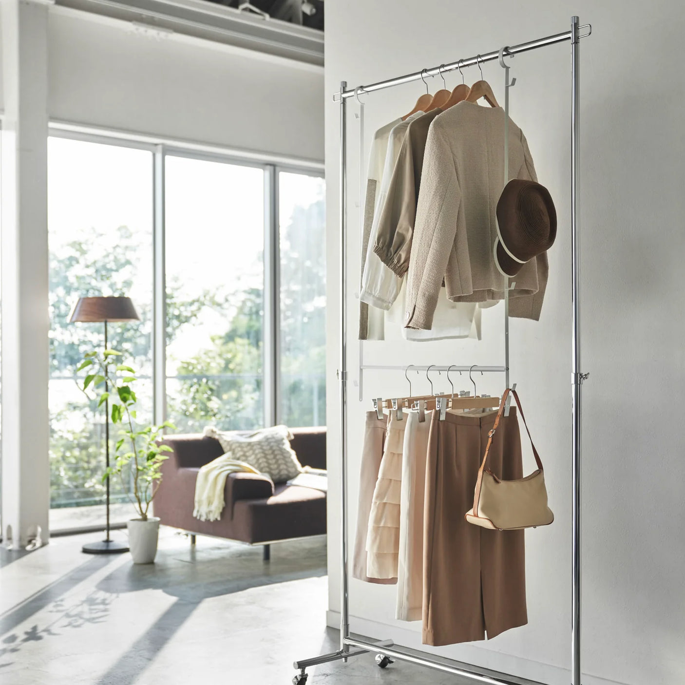 Hvit skaporganisering med dobbel garderobestang og fire kroker