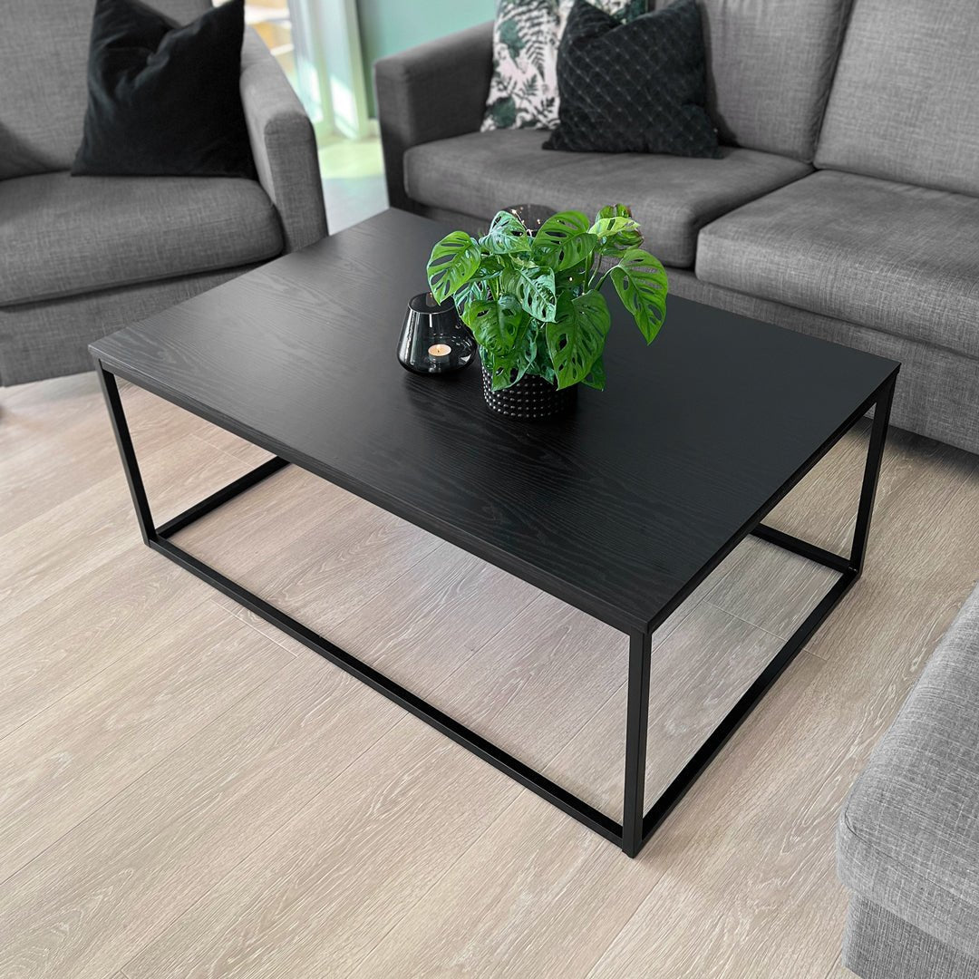 Treverk sort matt kontaktplast er et ypperlig valg på bord i tv-stue. Med sitt tidløse uttrykk passer det til de fleste møbler i hjemmet.