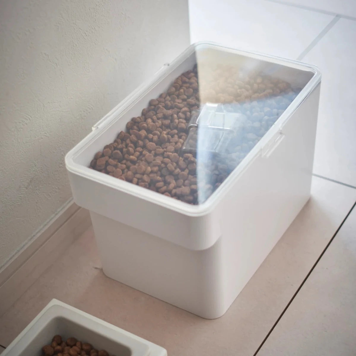 Lufttett oppbevaringsboks for dyrefôr 3,5 kg hvit - Lindas Dekor
