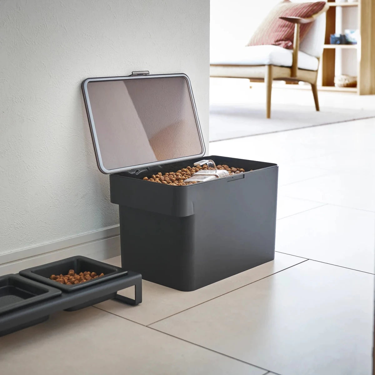 Lufttett oppbevaringsboks for dyrefôr 3,5 kg sort - Lindas Dekor
