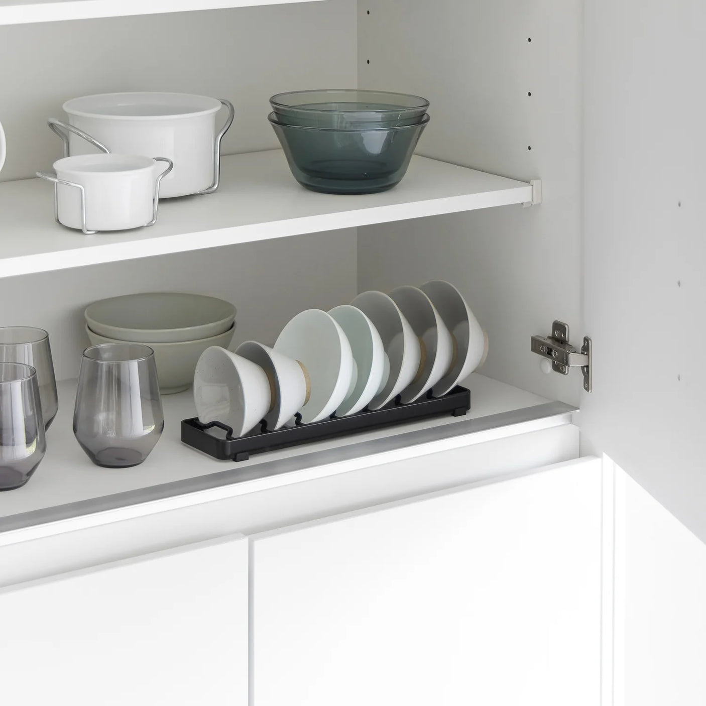 Stativ for små kjøkkenskåler i svart metall med stabil bunn