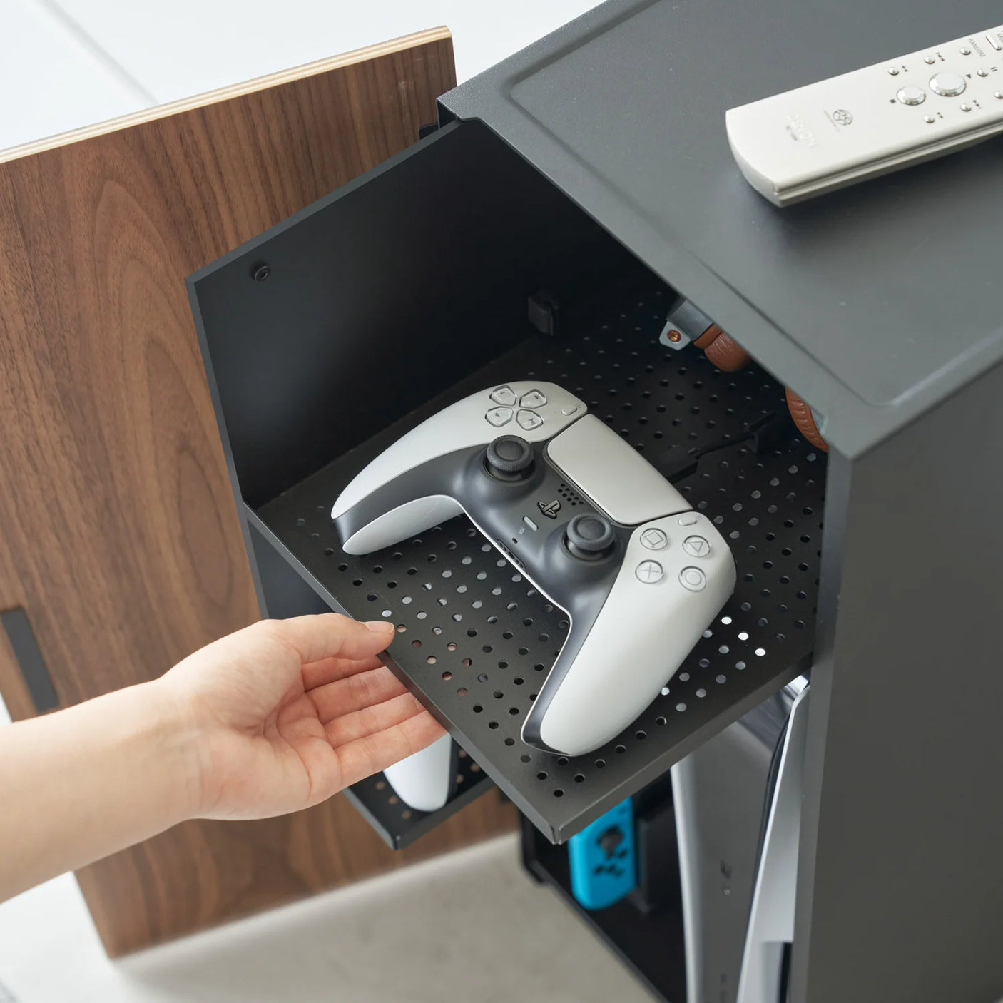 Oppbevaringsløsning til PlayStation og kontrollere med kabelholdere
