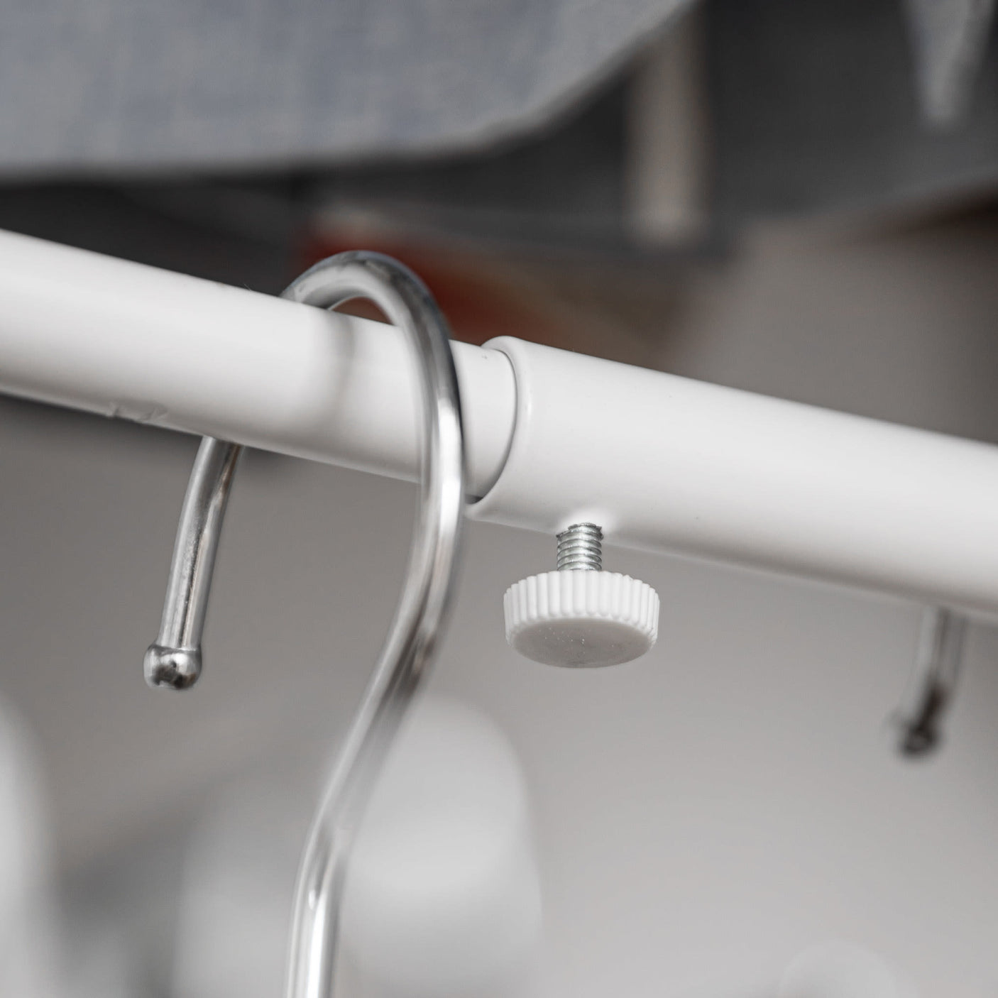 Justerbart klesstativ for garderobe med kroker