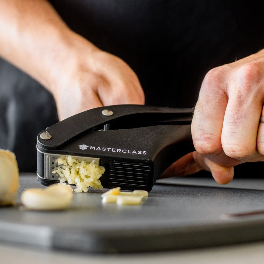 MasterClass vitlökspress och vitlökshackare 2-i-1 i svart utförande