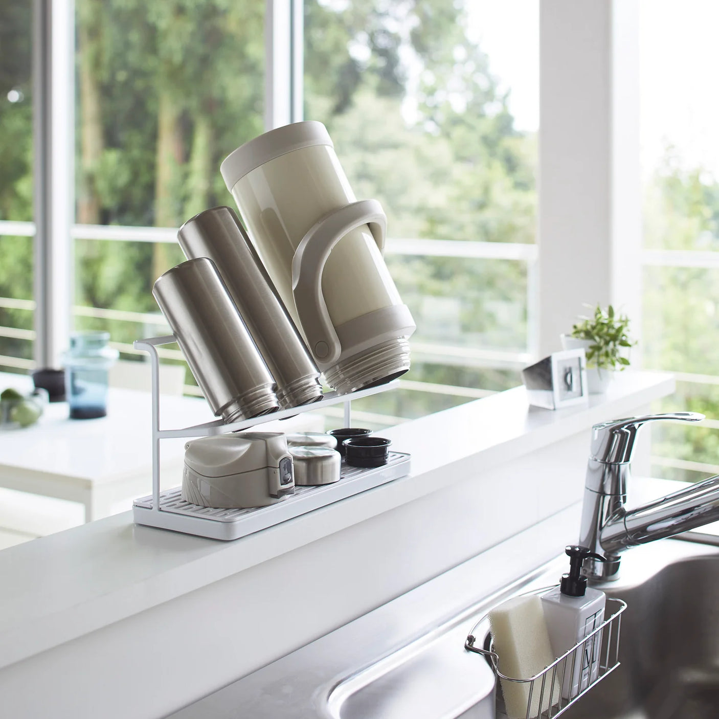 Hvitt tørkestativ for vannflasker, tumblere og kopper etter oppvask