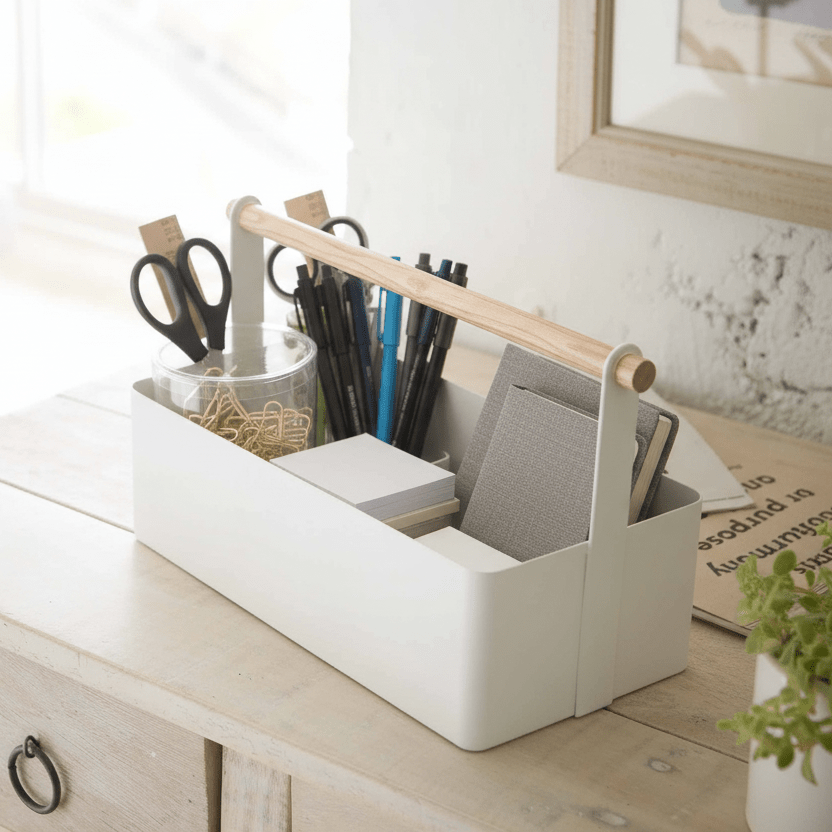 hvit oppbevaringsboks med trehåndtak til organisering av småting