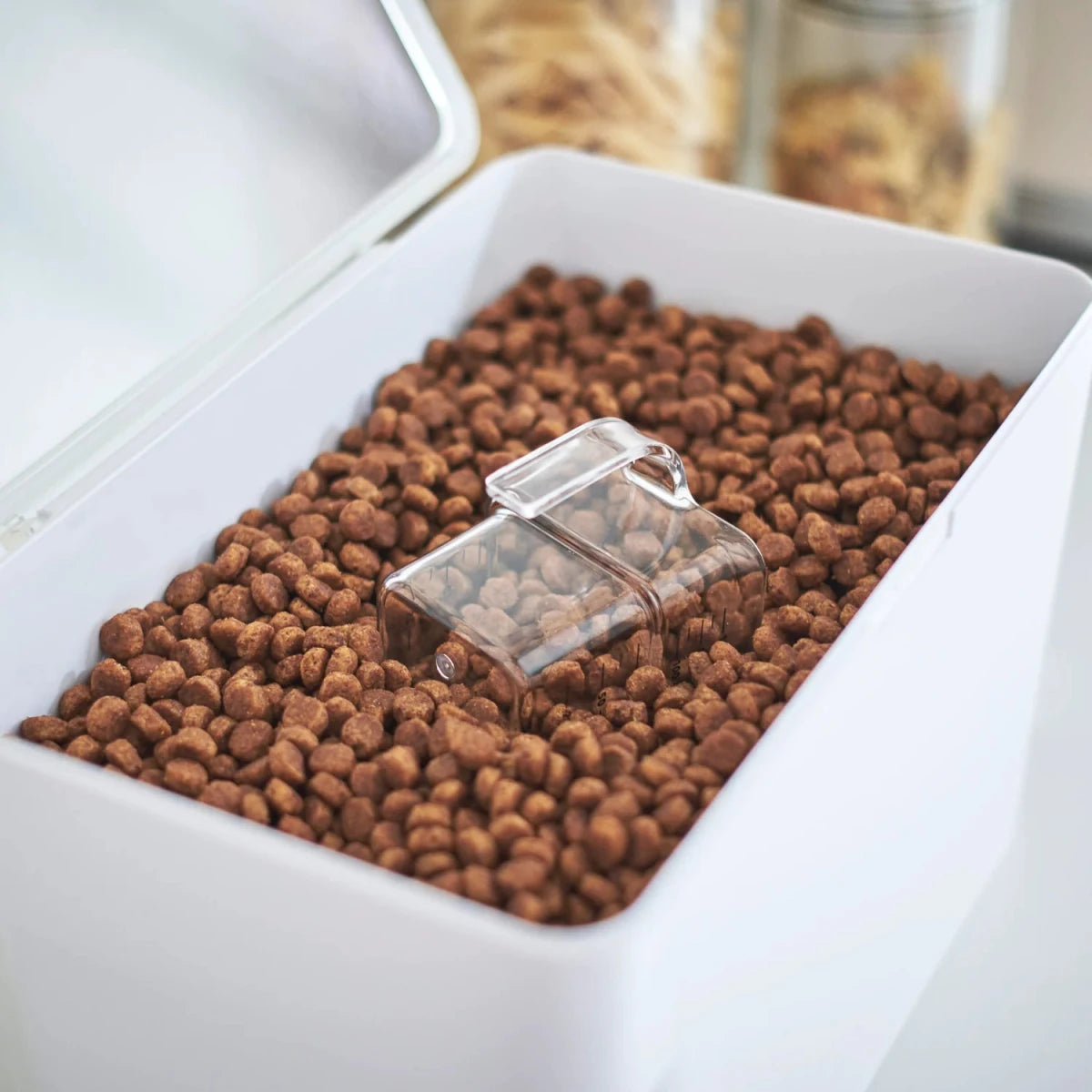Lufttett oppbevaringsboks for dyrefôr 3,5 kg hvit - Lindas Dekor