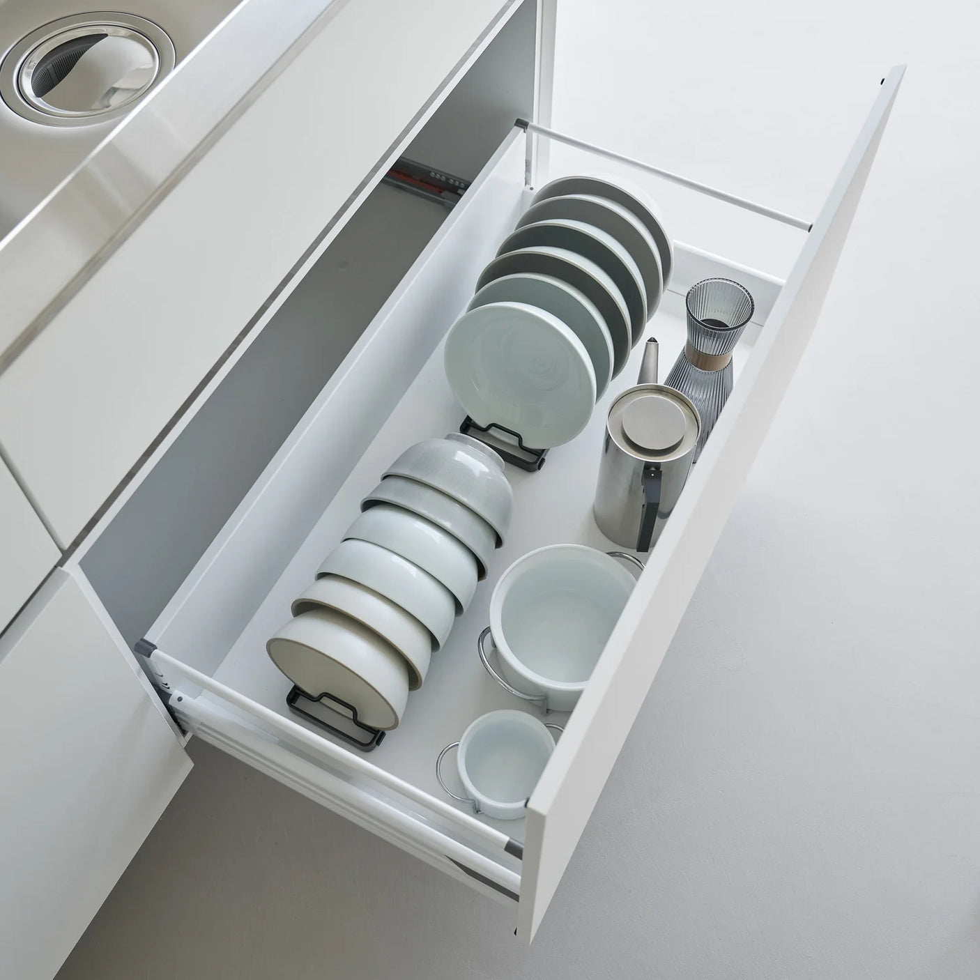 organizer til skåler og oppbevaring i kjøkkenskap