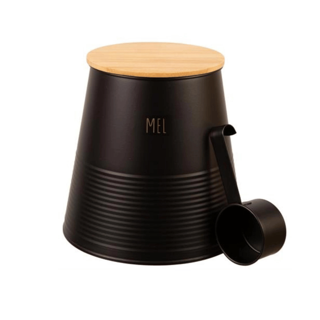 Boks til mel med bambuslokk og skje festet på siden, i sort metall.