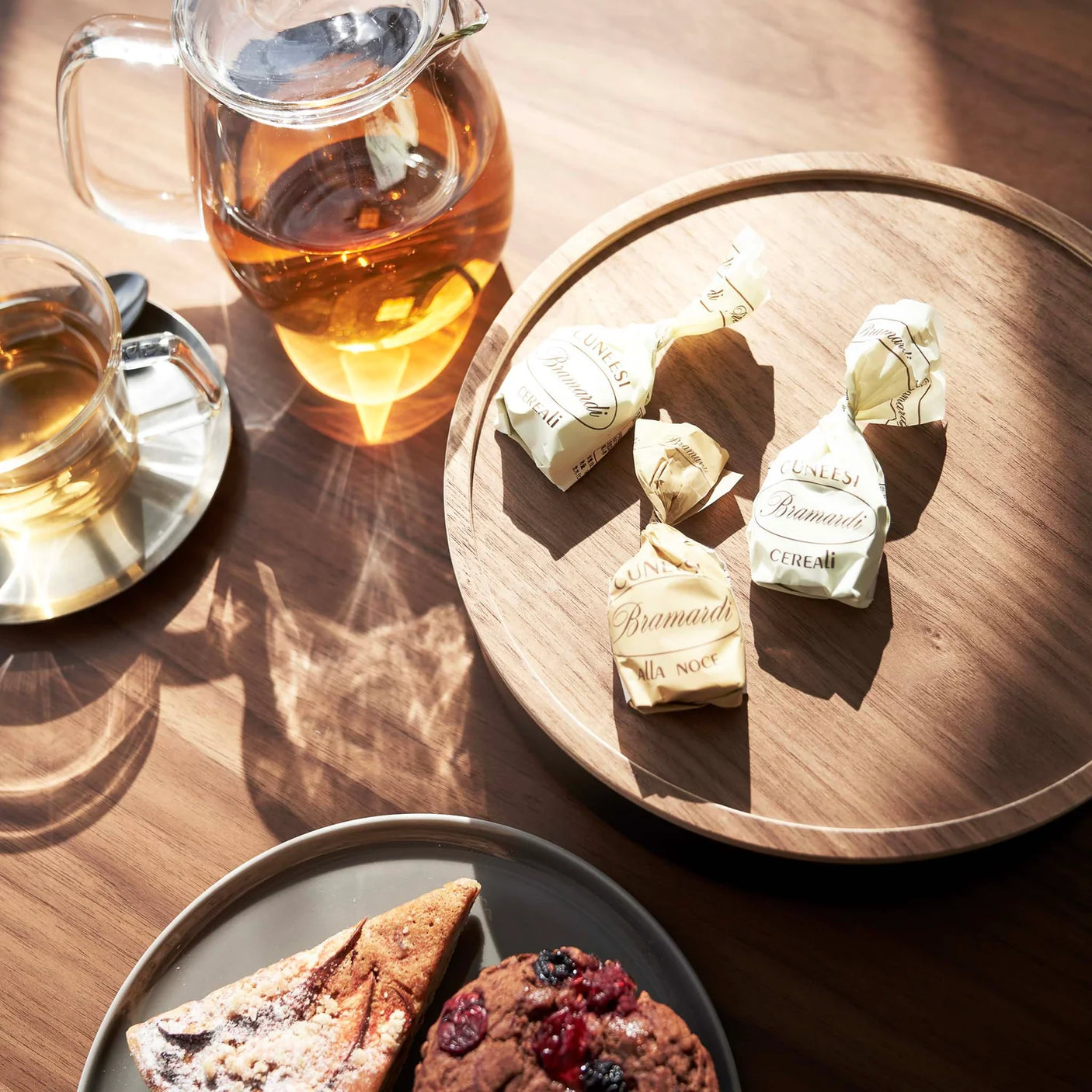 Sort stålboks med trelokk som også fungerer som oppbevaringsflate