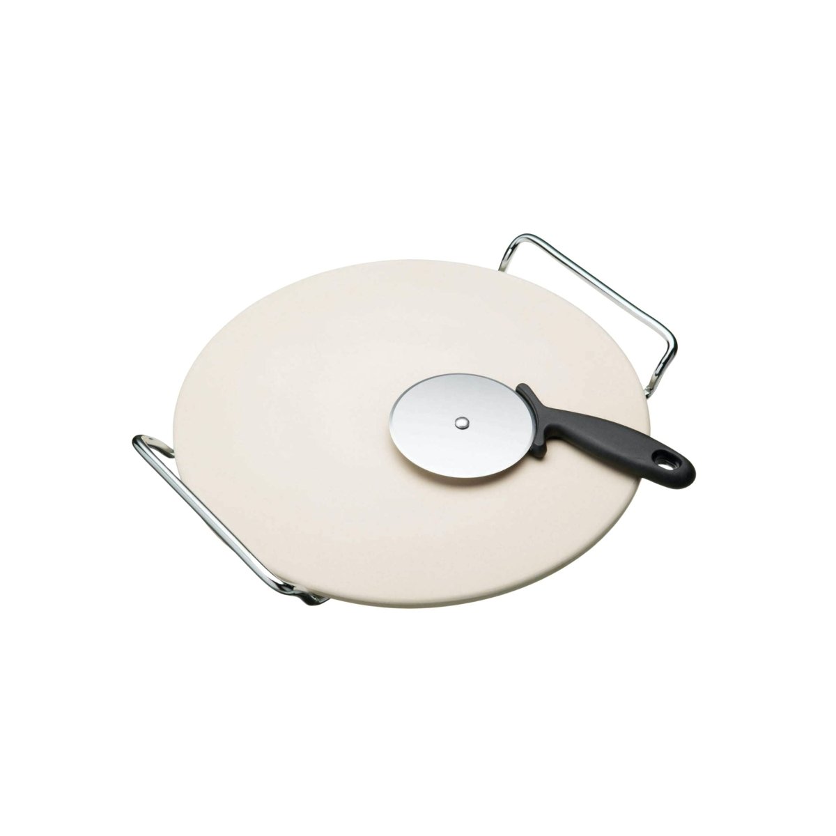 Pizzastein med färdigstekt pizza serverad på bordet