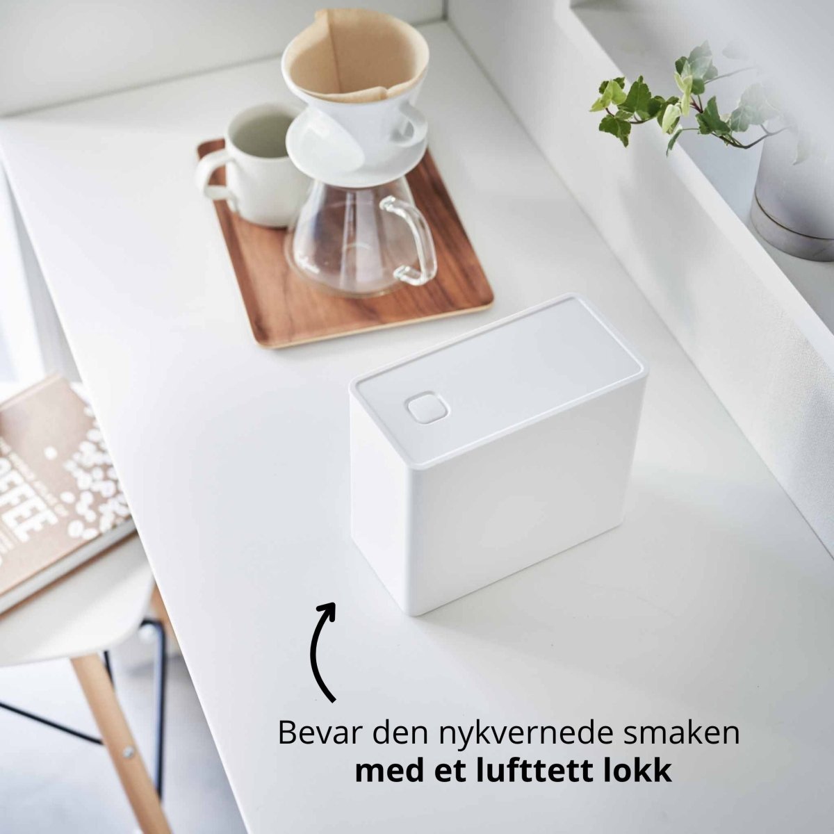 Lufttett kaffeboks 1,6L med måleskje hvit 18,4 x 15,4 cm - Lindas Dekor