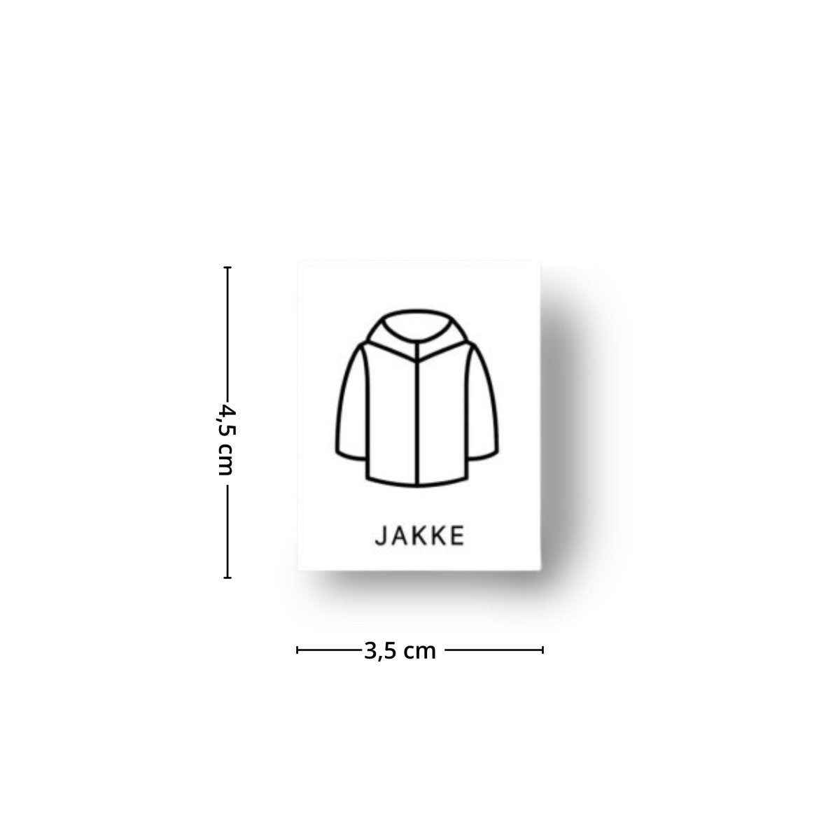 Etikett för barnkläder med jackaikon och texten Jacka, visad med måtten 3,5 x 4,5 cm för enkel märkning av förvaringslådor och garderob.