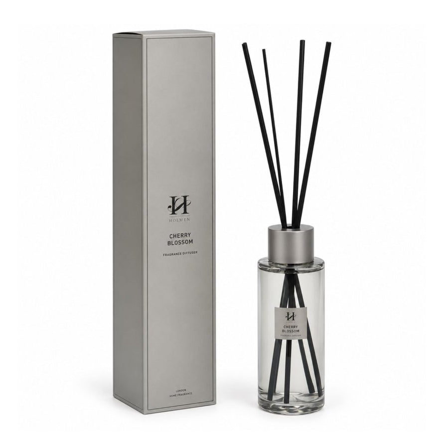 Chantelle doftpinnar Cherry Blossom 1200 ml i klar glasflaska med svarta doftpinnar och ljus presentask.