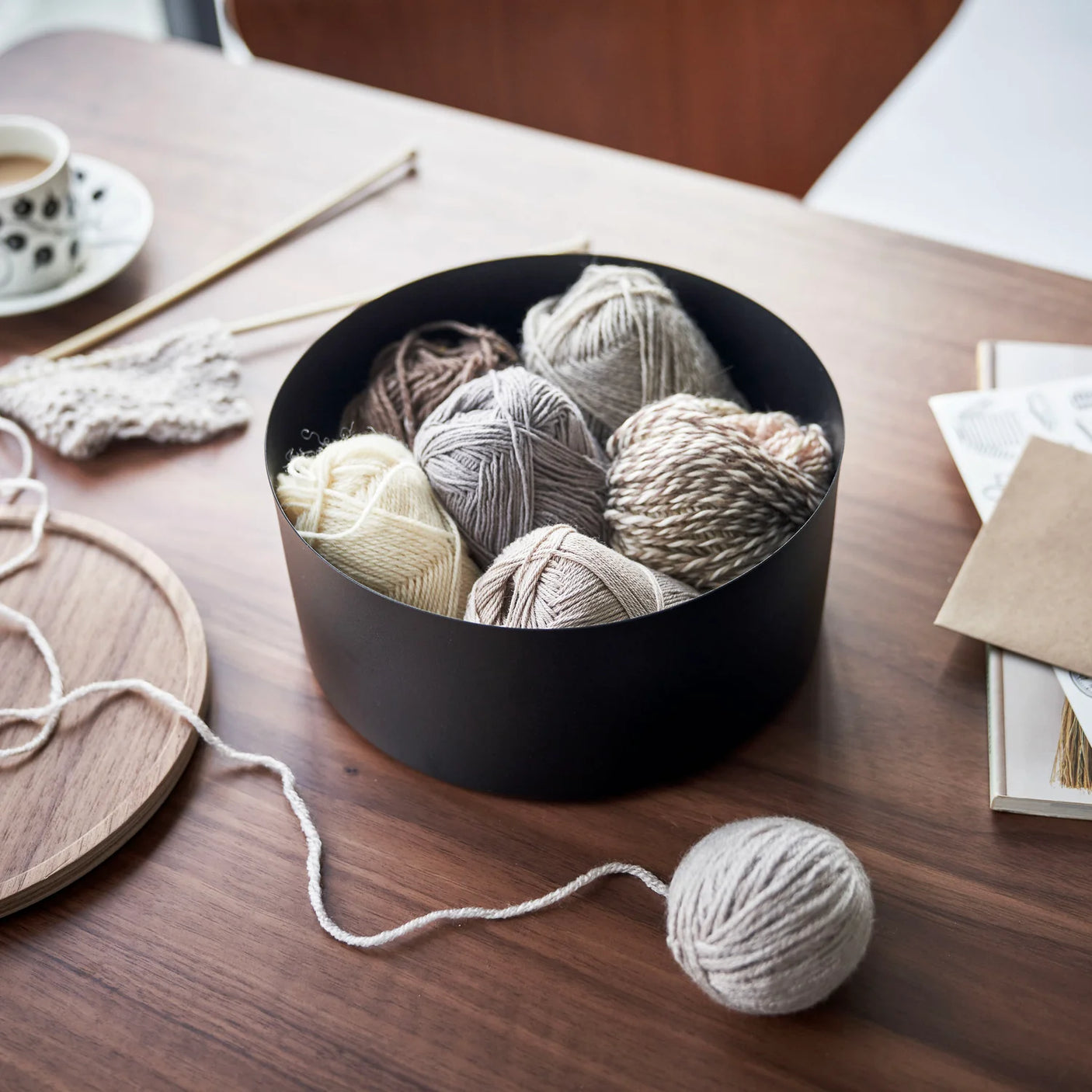 Sort rund oppbevaringsboks med høy modell og lokk i tre