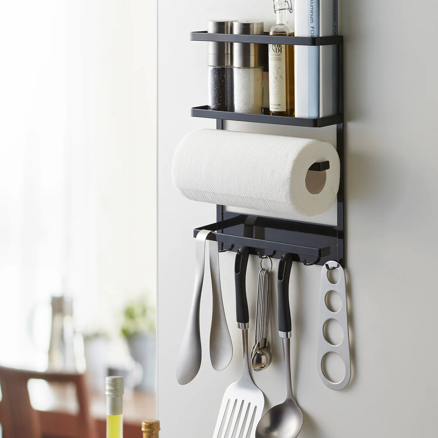 Praktisk kjøkkenoppbevaring på metallflate med magnetisk feste