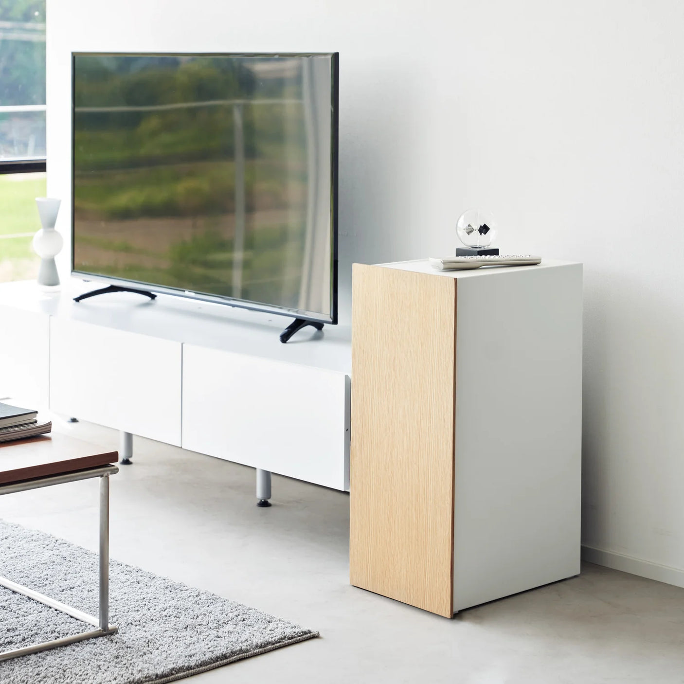 Hvit spillkonsoll organizer med trefront og uttrekkbare hyller