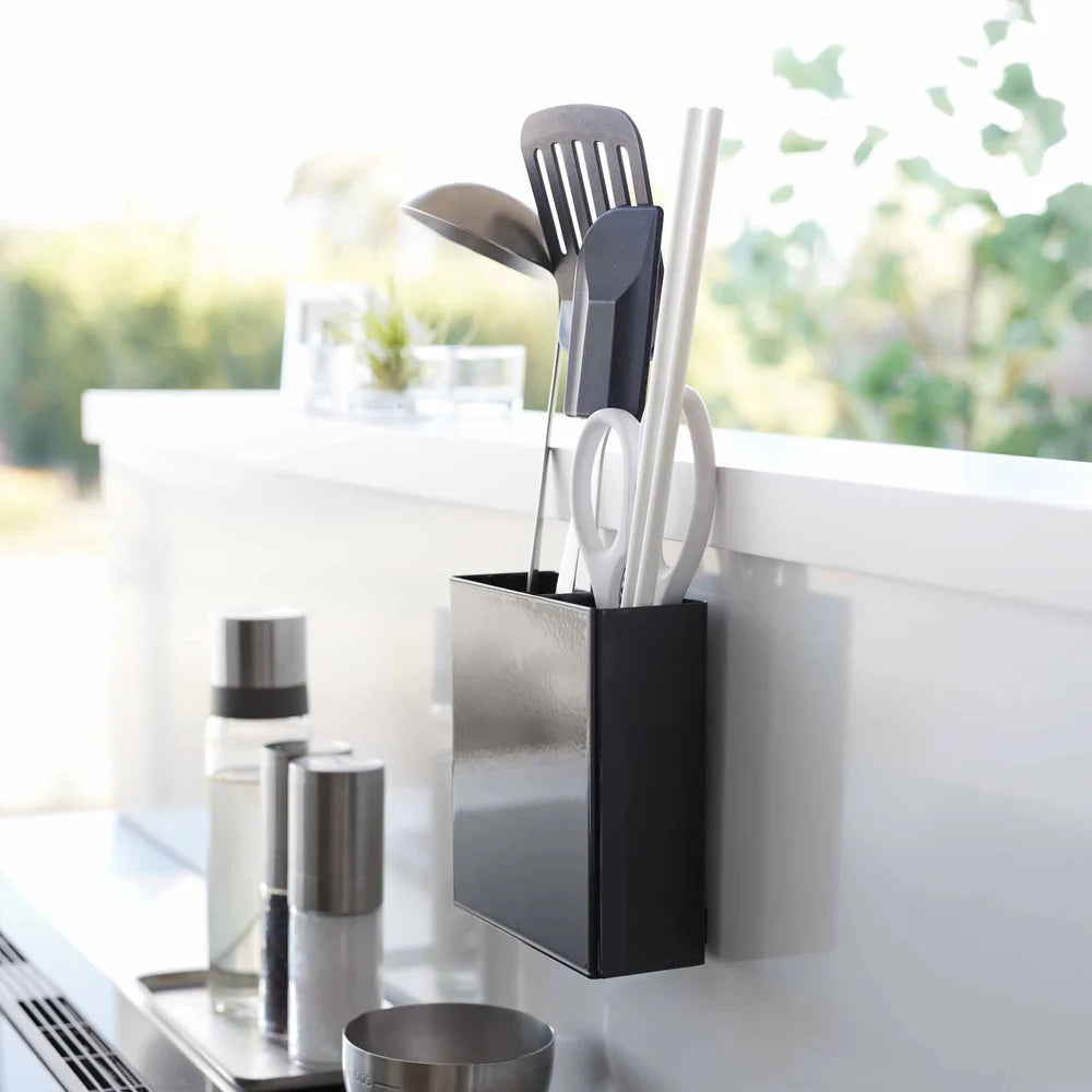 Kjøkkenorganisator med to rom som frigjør plass på benk og holder orden