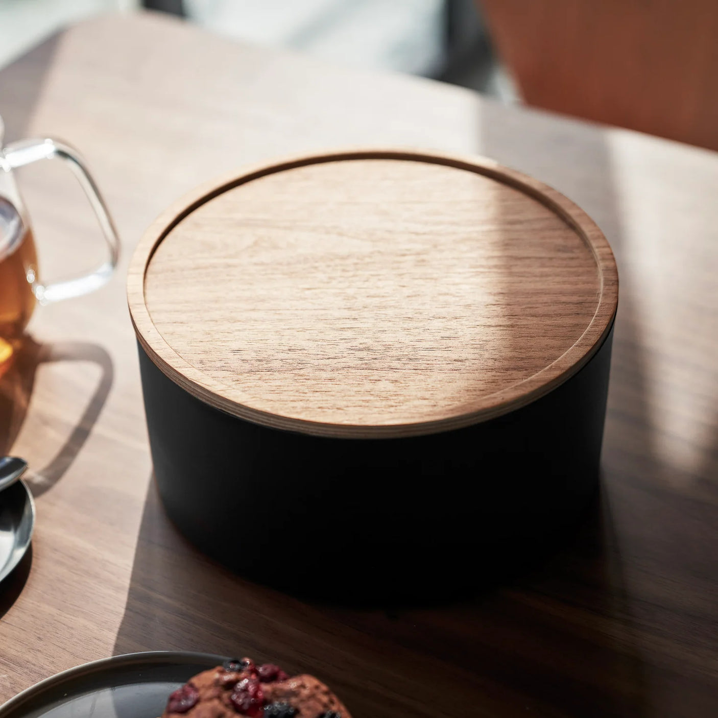 Oppbevaringsboks i sort og tre brukt til godteri, leker og småting