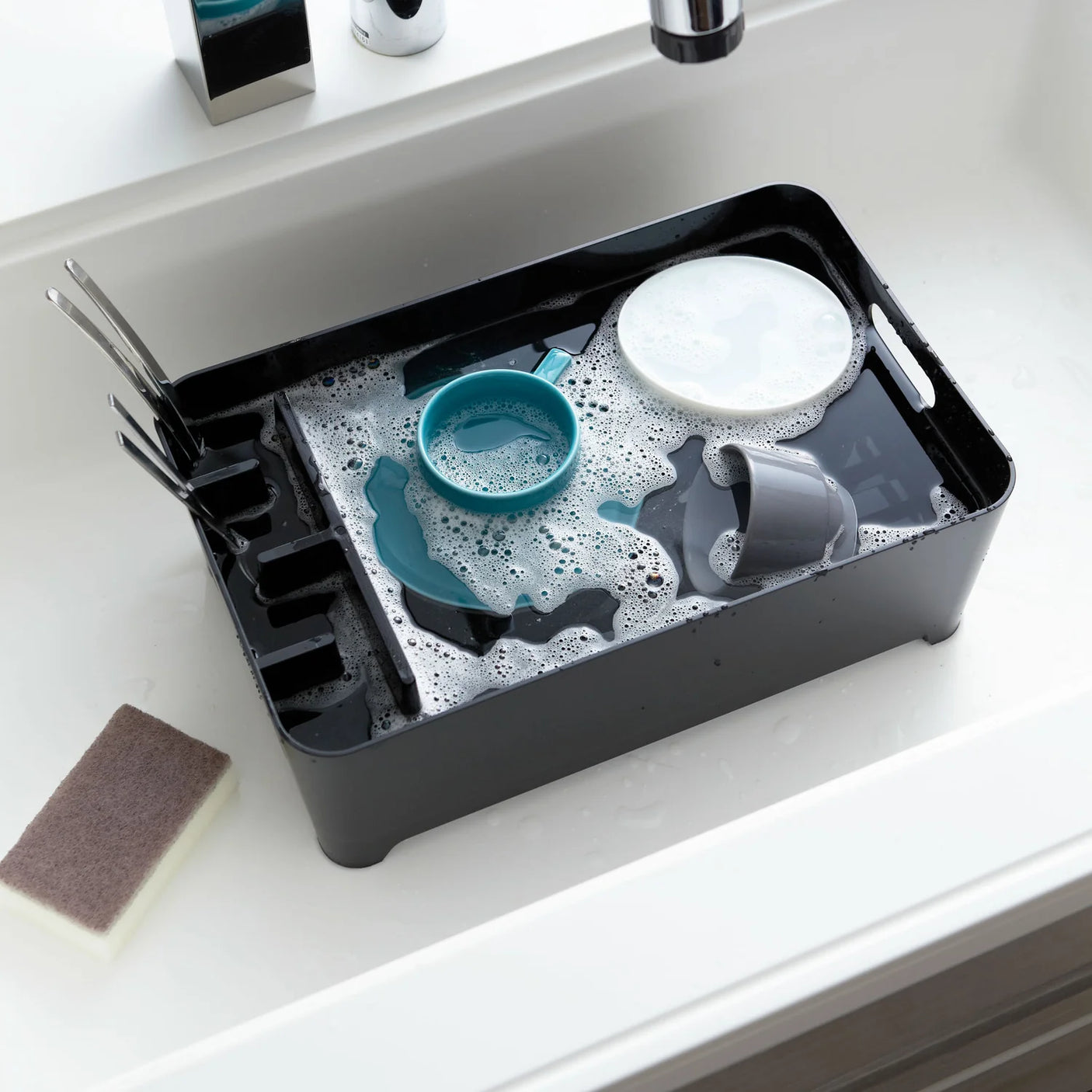Svart bløtleggingskurv og dryppkurv til vask og benk