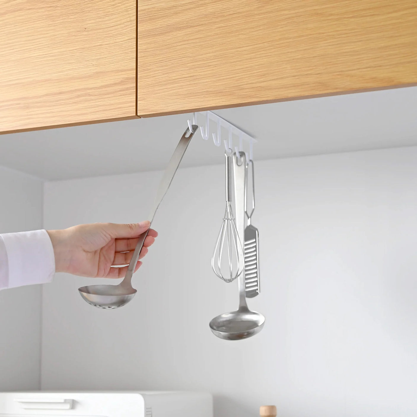 Hyllekroker i stål montert under hylle til sleiver og visper