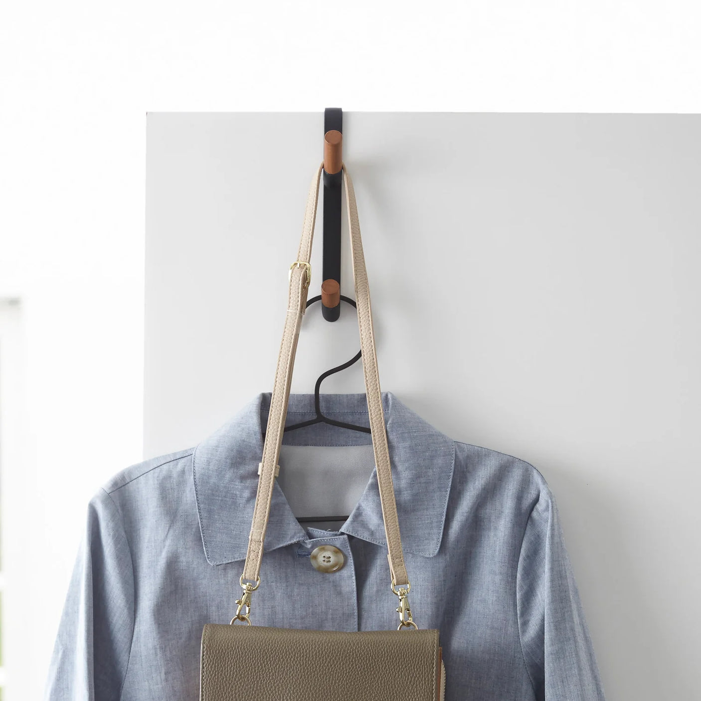 Over døren krok med to knagger til gang og soverom