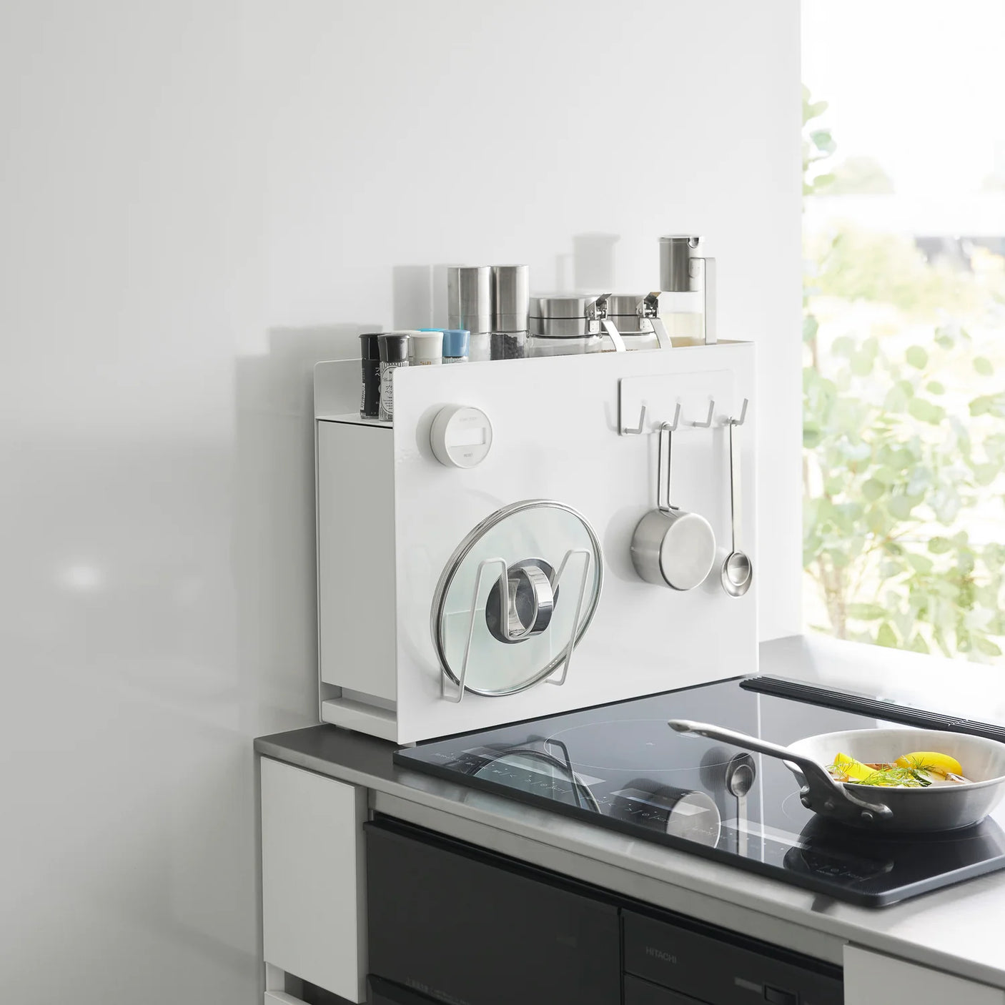 Krydderhylle med uttrekk i hvit for kjøkkenbenk og små beholdere