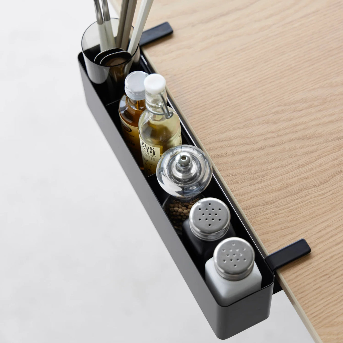 Bordkurv i hvitt stål med skillevegger til hjemmekontor og stue