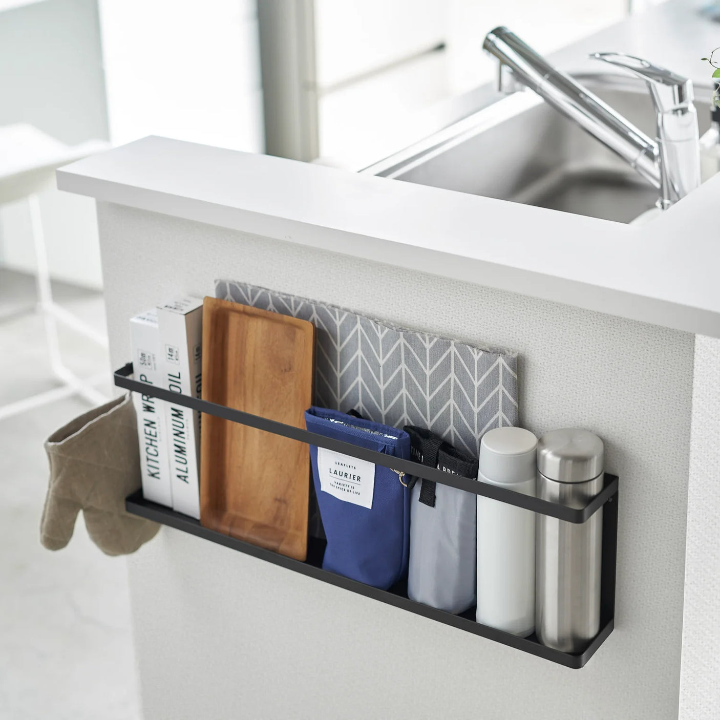 Oppbevaringshylle til vegg med kroker sort