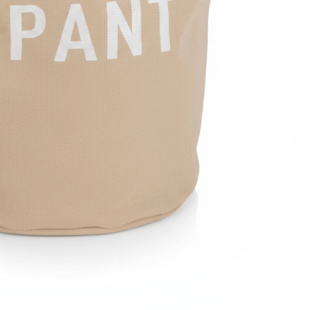 Detaljbilde av beige pantesekk med tydelig hvit PANT-tekst på fremsiden. - Lindas dekor