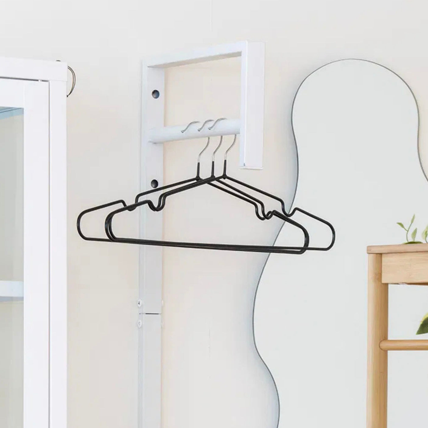 House Nordic Massa kleshenger i sort metall med minimalistisk design.